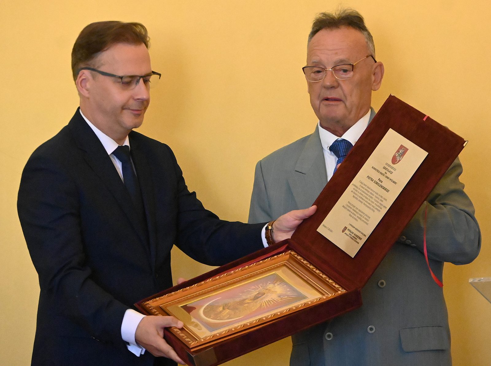Wiesław Wierzchoś przekazuje gratulacje Burmistrzowi Piotrowi Sobolewskiemu
