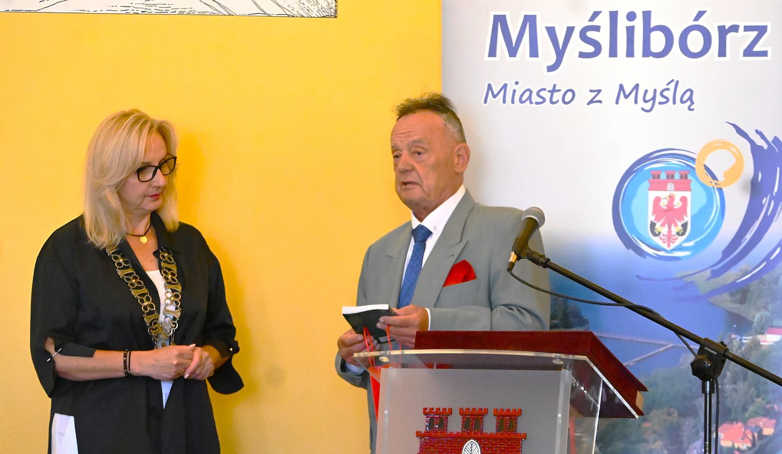 Wiesław Wierzchoś składa podziękowanie podczas sesji Rady Miejskiej w Myśliborzu