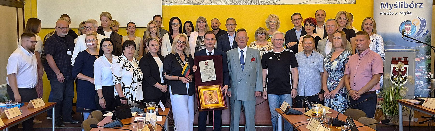 Radni i Burmistrz Miasta i Gminy Myślibórz podczas wspólnego zdjęcia